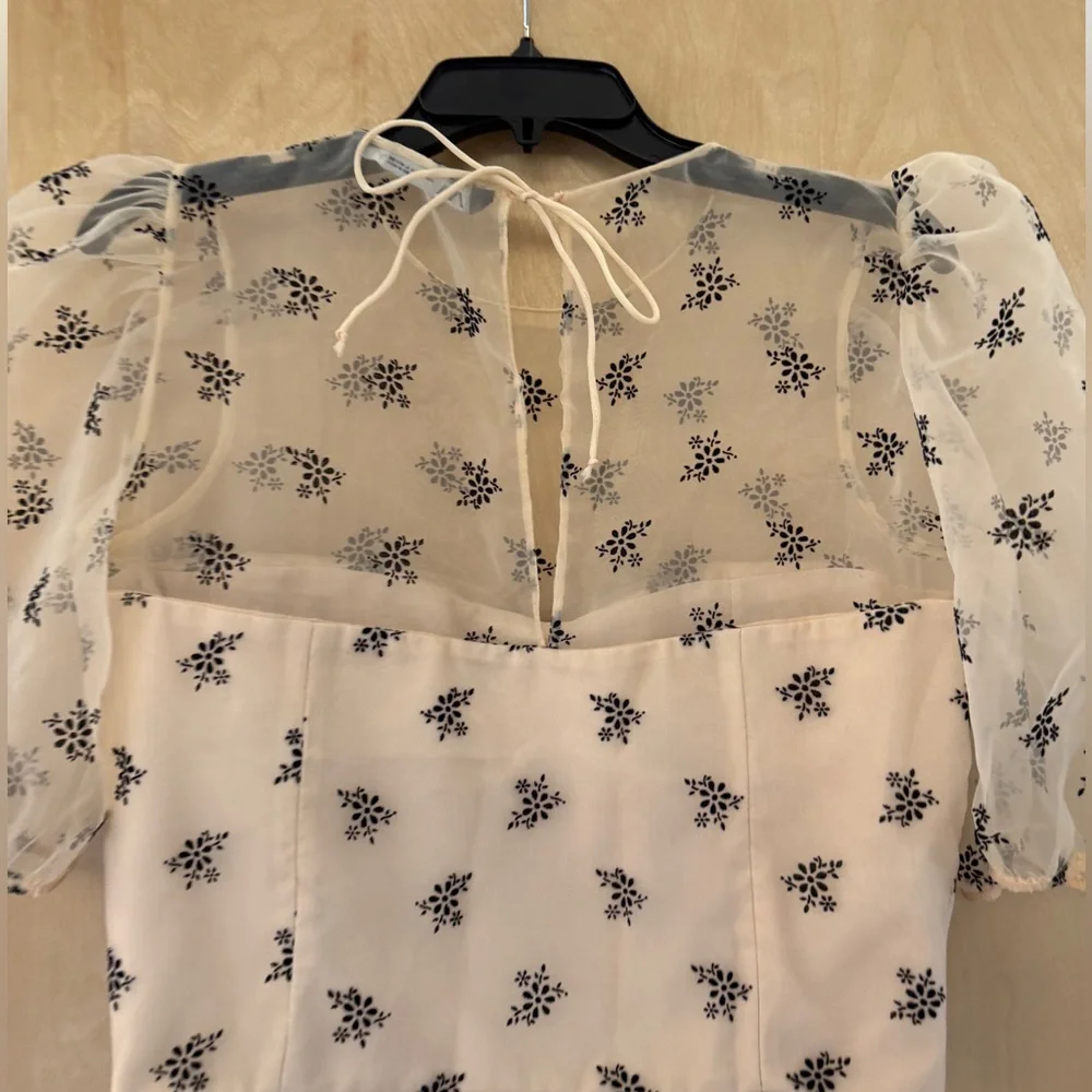Zara Sheer Puff-Sleeve Floral Appliqué Top in Cream and Black